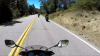Nişte motociclişti coborau cu viteză pe un drum de munte. NU O SĂ ÎŢI VINĂ SĂ CREZI cine i-a depăşit