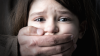 STRIGĂTOR LA CER! O fetiţă de cinci ani, VIOLATĂ DE UN INDIVID în prezenţa surorii mai mici