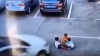 SCENE CUTREMURĂTOARE: Un şofer a călcat cu maşina trei copii în timp ce vorbea la telefon (VIDEO +18)