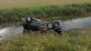 Centura de siguranţă i-a fost FATALĂ! Un bărbat a murit, după ce a căzut cu maşina într-un lac