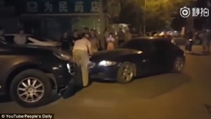 VIDEO +18. O femeie nervoasă intră cu BMW-ul în alt șofer în timpul unei dispute 