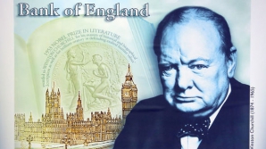 PREMIERĂ! Lirele sterline de plastic AU INTRAT ÎN CIRCULAŢIE (VIDEO)