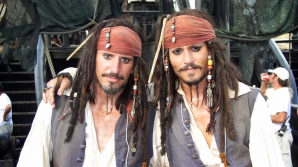 CA DOUĂ PICTĂTURI DE APĂ! Actori celebri şi dublurile lor (FOTO)