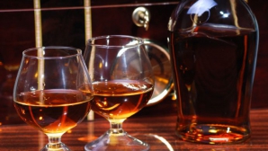 AREST pentru bărbatul care a vândut CONIAC UCIGAŞ. Ce substanţă periculoasă conţinea băutura