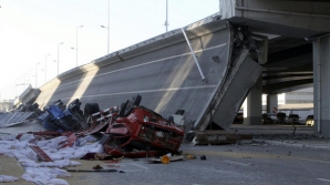 Un pod S-A PRĂBUŞIT în China! Cinci oameni au fost răniţi, iar trei sunt daţi dispăruţi (VIDEO)