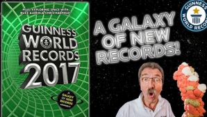 Guinness World Records 2017: Un om în flăcări şi o tânără femeie cu barbă (VIDEO)