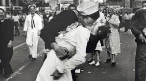 A decedat protagonista celui mai faimos sărut din istorie