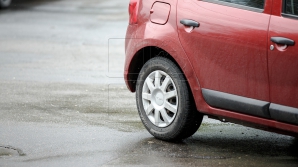 PRINS ÎN FLAGRANT! Ce făcea un individ lângă un automobil parcat în curtea unui bloc din Buiucani