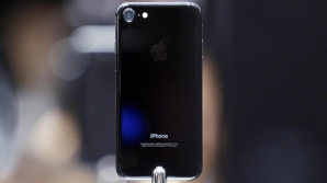 NEBUNIE CURATĂ! Au aruncat un iPhone 7 de pe Burj Khalifa. Ce s-a întâmplat cu telefonul (VIDEO)