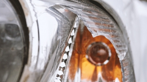 Accident neobișnuit în Ucraina. Un camion a aterizat pe acoperişul unei case. Cum a fost posibil (VIDEO)