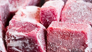 Cum să decongelezi carnea fără ca aceasta să-şi piardă nutrienţi. Sfaturile experţilor