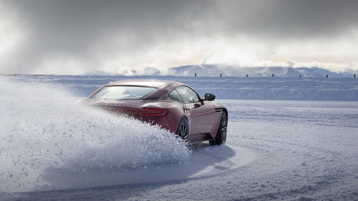 AUTOSTRADA.MD: Patinaj artistic cu Aston Martin DB11! Cum se descurcă bolidul (VIDEO)