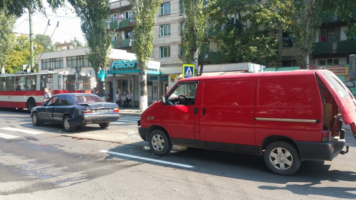 ACCIDENT pe o trecere de pietoni din Capitală. Un bărbat, transportat la spital (FOTO)