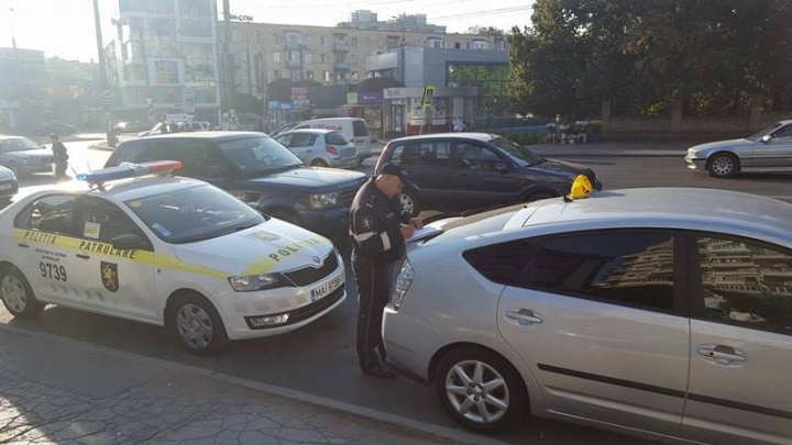 SANCŢIUNI USTURĂTOARE! ŞOFERI DE TAXI FALŞI din Capitală, amendaţi pentru transport ilegal pasageri