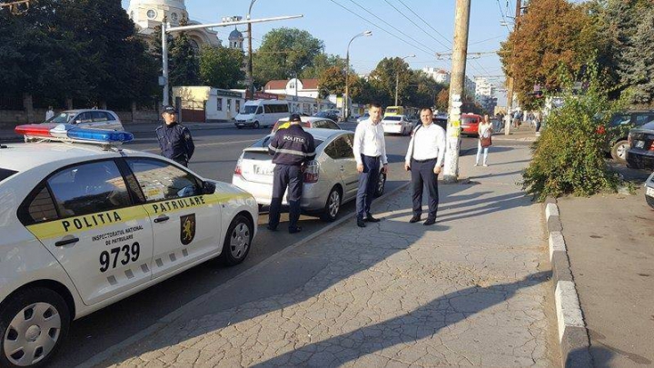 SANCŢIUNI USTURĂTOARE! ŞOFERI DE TAXI FALŞI din Capitală, amendaţi pentru transport ilegal pasageri