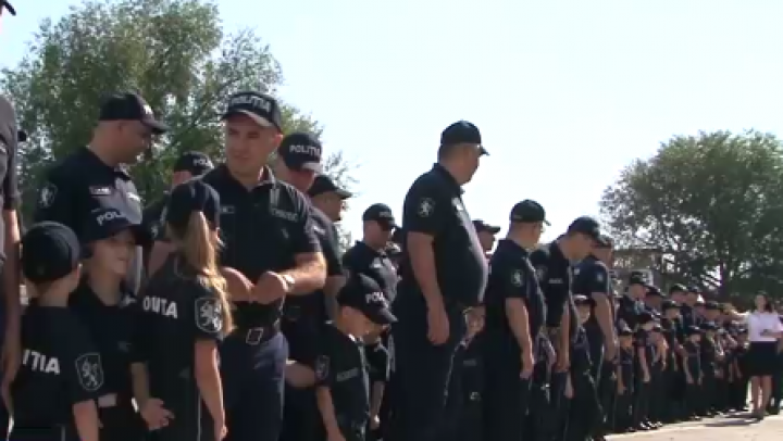 Zeci de copii din toată ţara au devenit poliţişti pentru o zi. Ce au învăţat micuţii de la oamenii legii