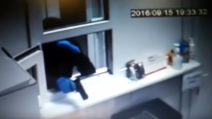 "Haide împuşcă-mă atunci". Cum a reacţionat operatoarea unei case de amanet în timpul unui jaf armat (VIDEO)