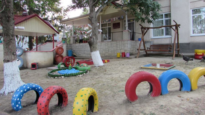 GESTUL DE LAUDĂ făcut de poliţiştii din Făleşti pentru două fetiţe abandonate de părinţi (FOTO)