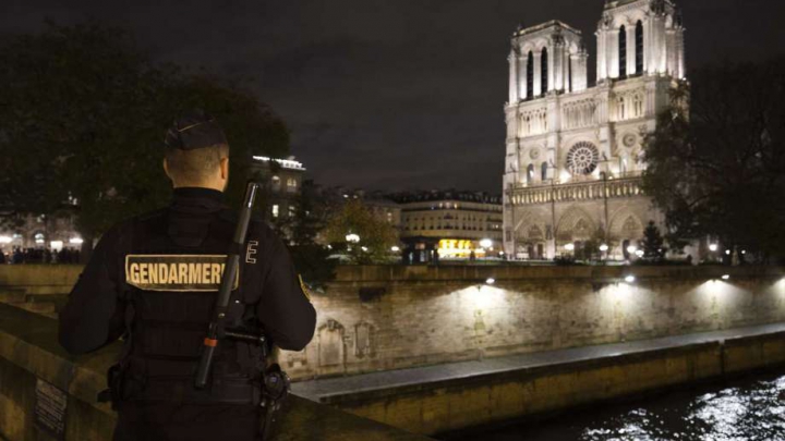 ALERTĂ! O mașină cu butelii de gaz, descoperită în apropiere de catedrala Notre-Dame din Paris