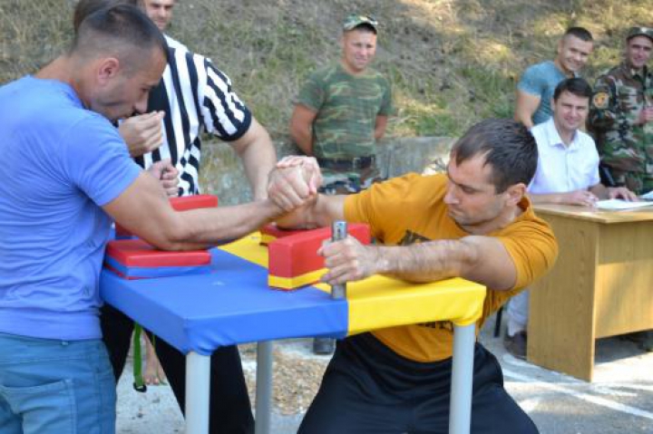 Cei mai puternici deţinuţi şi-au măsurat forţele la Campionatul de armwrestling (FOTO)