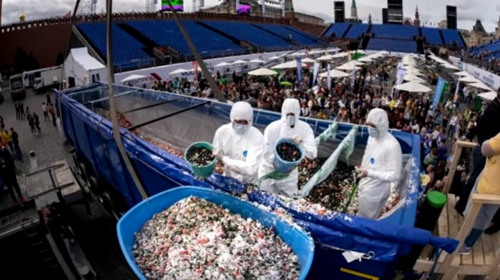 Salată grecească GIGANTICĂ! Bucătarii au folosit remorca unui camion şi căuşul unui tractor (VIDEO)