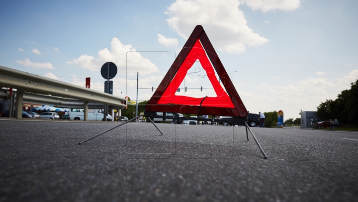 Moment FATAL pentru o fetiţă! A fost lovită de o maşină în timp ce se juca în stradă