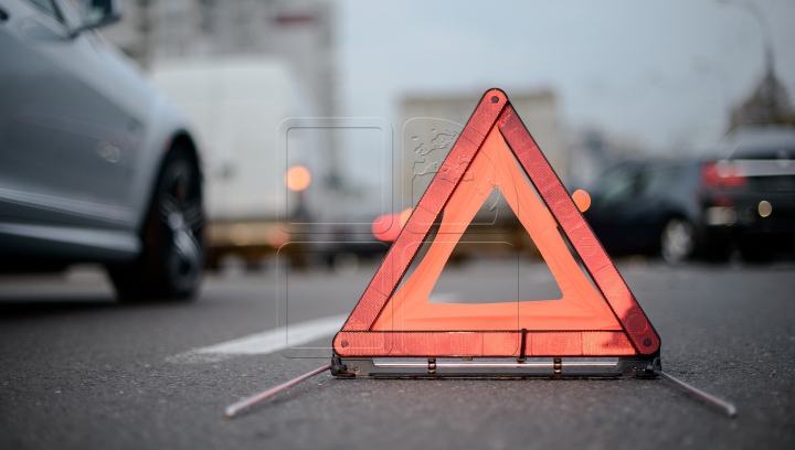 AUTOSTRADA.MD: Accident fantastic! Unde a ajuns un şofer cu tot cu maşină (VIDEO)