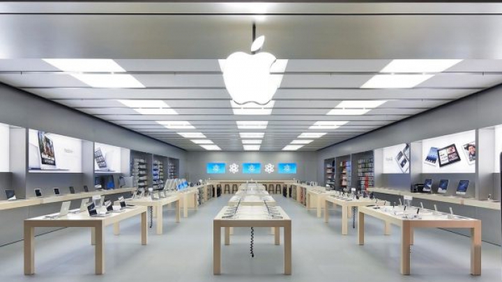 Un bărbat A DISTRUS zeci de produse Apple dintr-un magazin din Franţa (VIDEO)