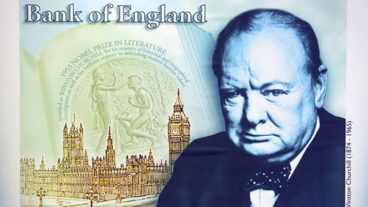 PREMIERĂ! Lirele sterline de plastic AU INTRAT ÎN CIRCULAŢIE (VIDEO)