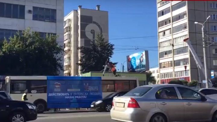 Dans şi bătaie pe acoperişul unui autobuz! Cum s-a încheiat NEBUNIA din trafic (VIDEO)