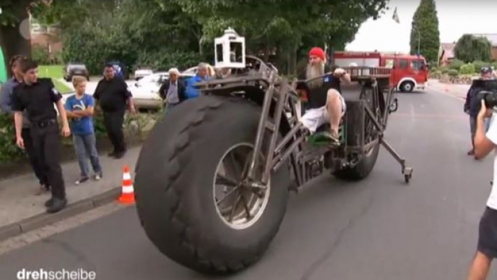 E cea mai grea bicicletă din lume: Cât a costat "uriaşul" pe două roţi (VIDEO)