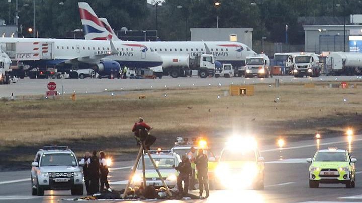 Un aeroport din Londra este ÎNCHIS. Protestatarii au intrat pe pistele de rulare