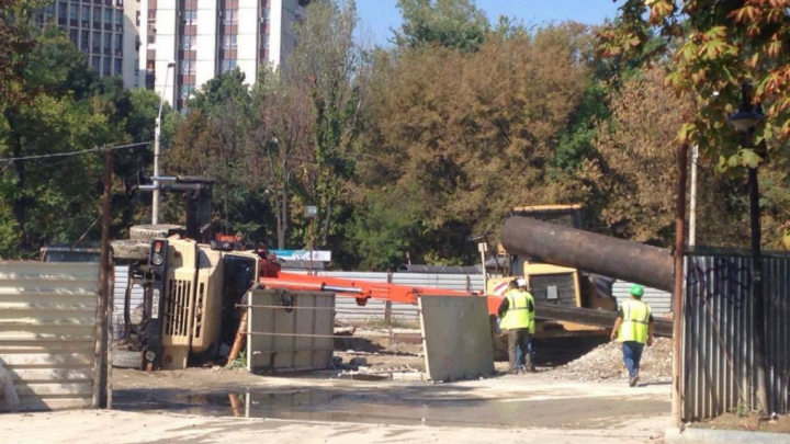 INCIDENT SPECTACULOS! O macara s-a PRĂBUŞIT peste un şantier în lucru (FOTO)