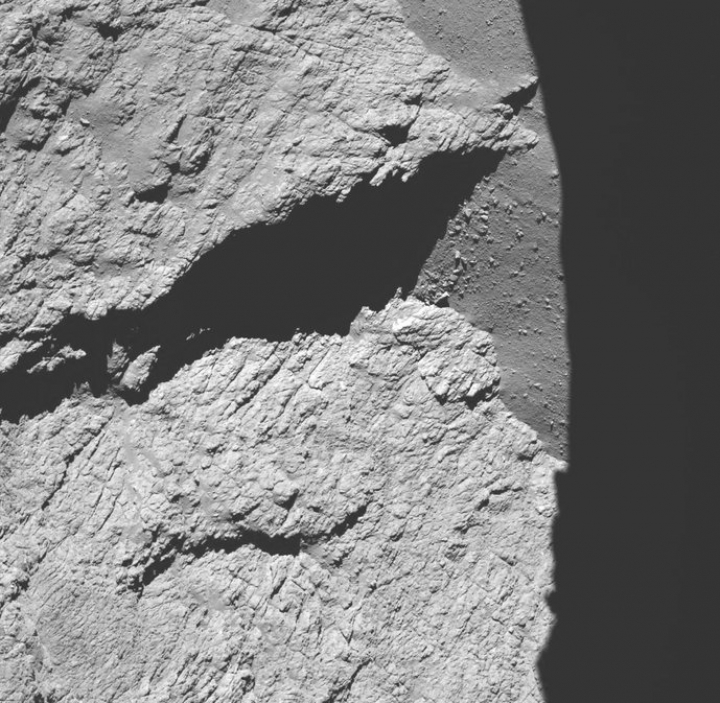 Sonda spaţială Rosetta a reuşit să aterizeze pe o cometă. IMAGINI de pe suprafaţa corpului ceresc