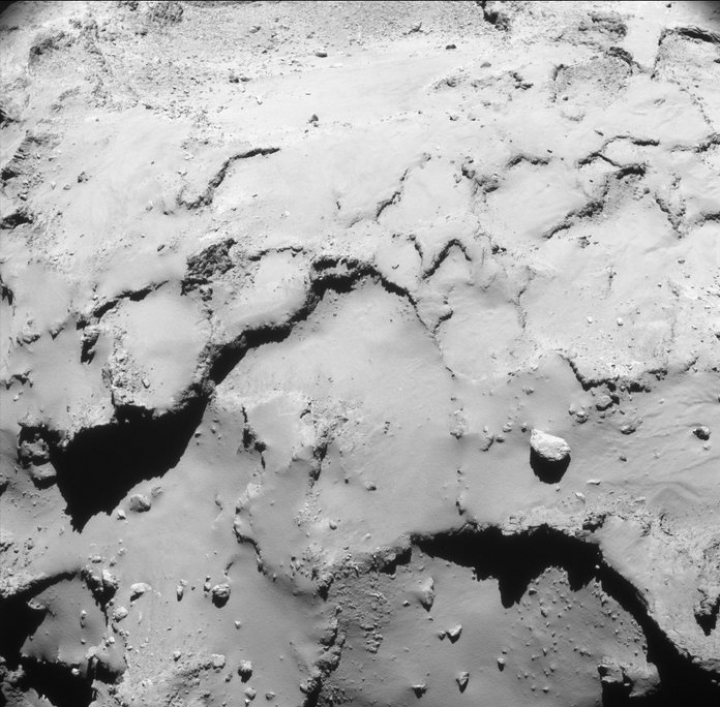 Sonda spaţială Rosetta a reuşit să aterizeze pe o cometă. IMAGINI de pe suprafaţa corpului ceresc