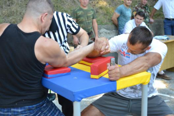 Cei mai puternici deţinuţi şi-au măsurat forţele la Campionatul de armwrestling (FOTO)