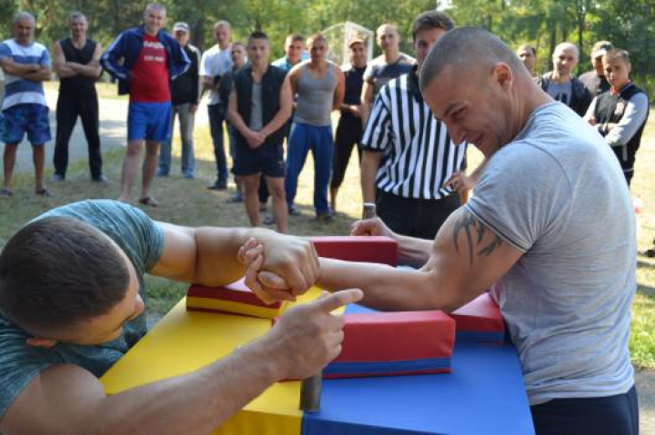 Cei mai puternici deţinuţi şi-au măsurat forţele la Campionatul de armwrestling (FOTO)