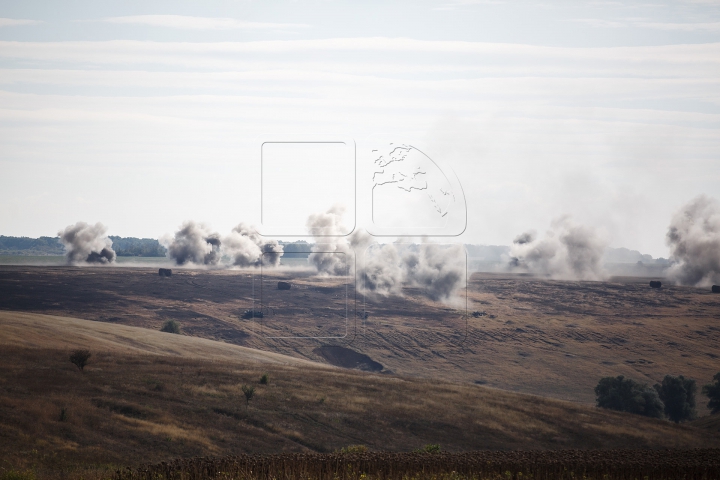 Peste 300 de soldaţi participă la exerciţii militare, desfăşurate pe poligonul de la Bulboaca (FOTOREPORT)