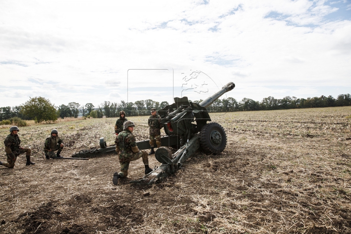 Peste 300 de soldaţi participă la exerciţii militare, desfăşurate pe poligonul de la Bulboaca (FOTOREPORT)