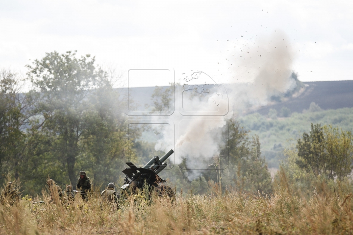 Peste 300 de soldaţi participă la exerciţii militare, desfăşurate pe poligonul de la Bulboaca (FOTOREPORT)