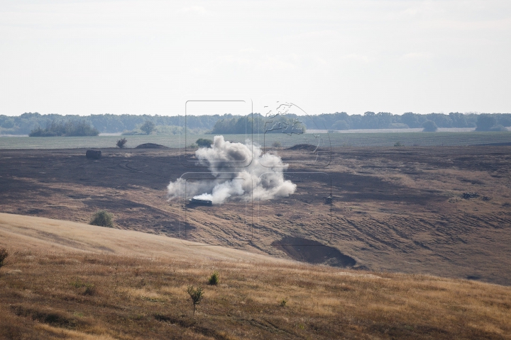 Peste 300 de soldaţi participă la exerciţii militare, desfăşurate pe poligonul de la Bulboaca (FOTOREPORT)