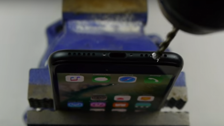 Nu a acceptat faptul că Iphone 7 nu are mufă pentru căşti. Ceea ce a urmat s-a viralizat pe internet (VIDEO)