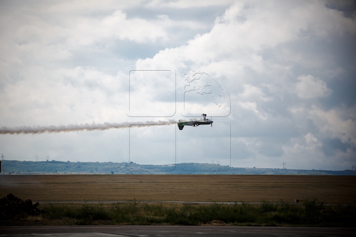 Spectacol aviatic de amploare la Aeroportul Chişinău. Principalele momente ale evenimentului (FOTOREPORT)