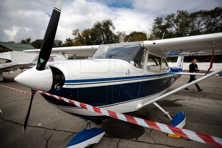 Spectacol aviatic de amploare la Aeroportul Chişinău. Principalele momente ale evenimentului (FOTOREPORT)