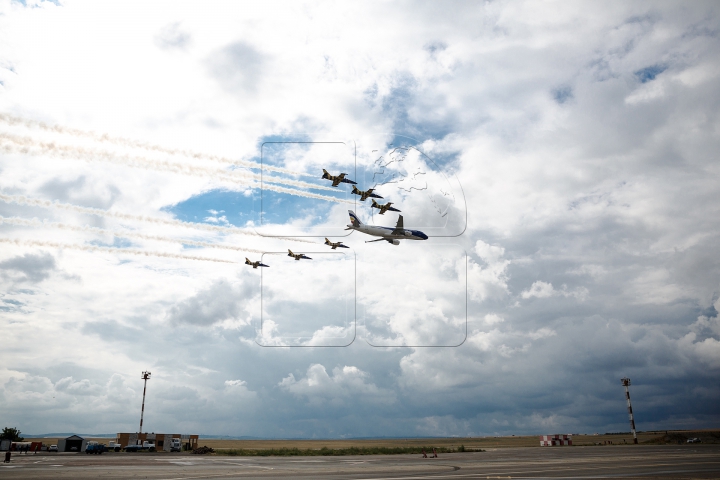 Spectacol aviatic de amploare la Aeroportul Chişinău. Principalele momente ale evenimentului (FOTOREPORT)