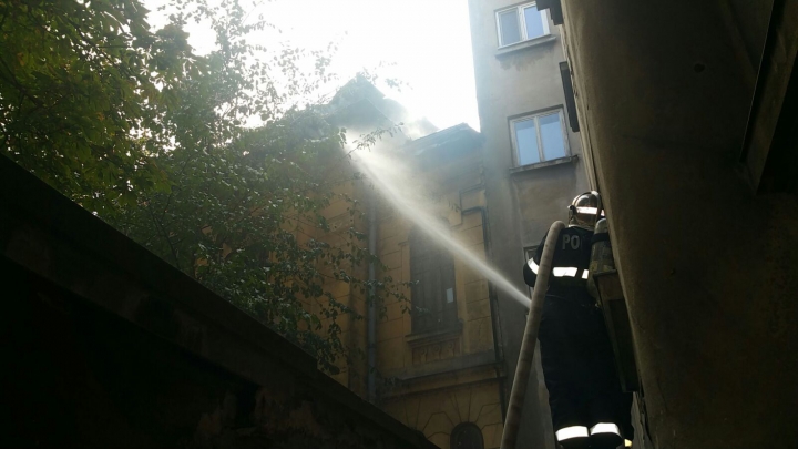 INCENDIU PUTERNIC la Bucureşti! O şcoală, EVACUATĂ (VIDEO)