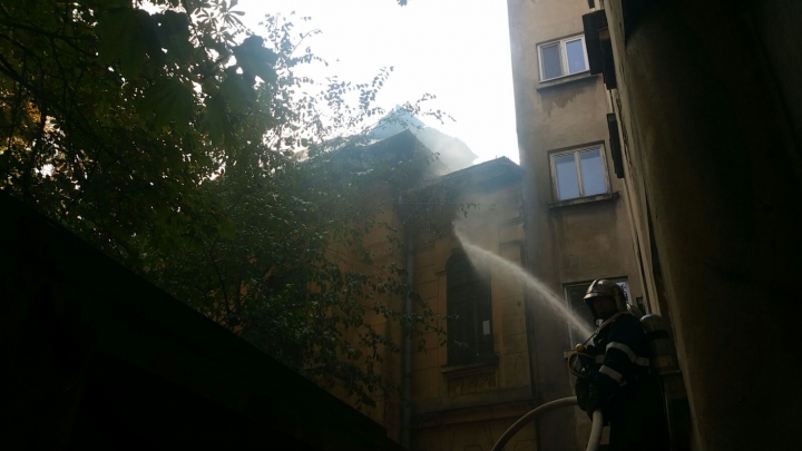 INCENDIU PUTERNIC la Bucureşti! O şcoală, EVACUATĂ (VIDEO)