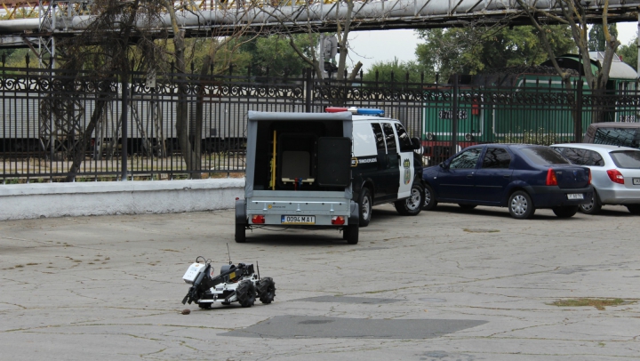 Roboţi ghidaţi cu ajutorul telecomenzilor şi maşini noi. Utilajele achiziţionate pentru poliţişti (FOTO)