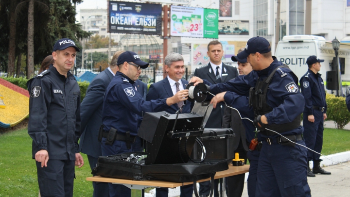 Roboţi ghidaţi cu ajutorul telecomenzilor şi maşini noi. Utilajele achiziţionate pentru poliţişti (FOTO)