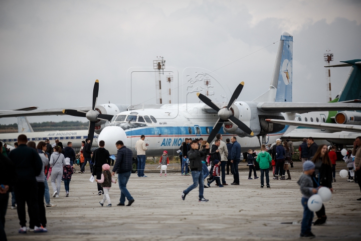 Spectacol aviatic de amploare la Aeroportul Chişinău. Principalele momente ale evenimentului (FOTOREPORT)